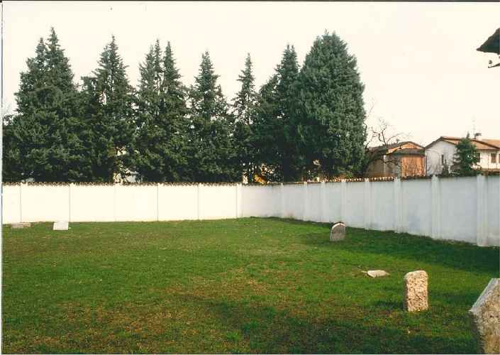 thumbs//cimiteri_ebraici/carpi/Carpi_cebraico%20(1)-med.jpg