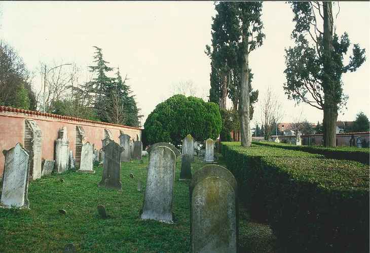 thumbs//cimiteri_ebraici/lugo/Lugo2_cebraico-med.jpg