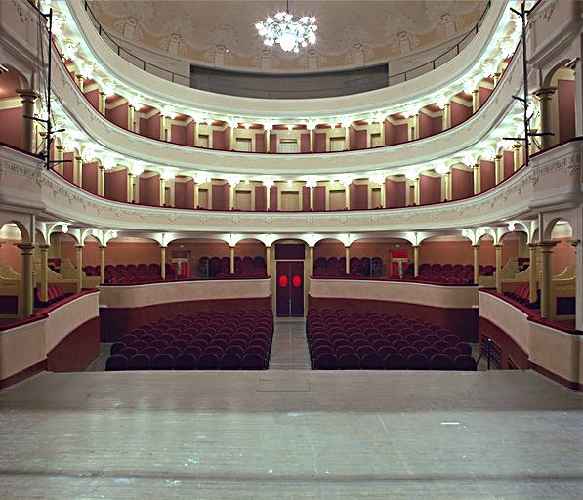 thumbs/contenitori/teatri1/10230030-med.jpg
